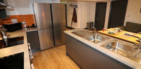 OX Living is proud to present this high-quality 7-bedroom co-living property, perfect for working professionals looking for stylish, stress-free living. Room 5 - Photo 2