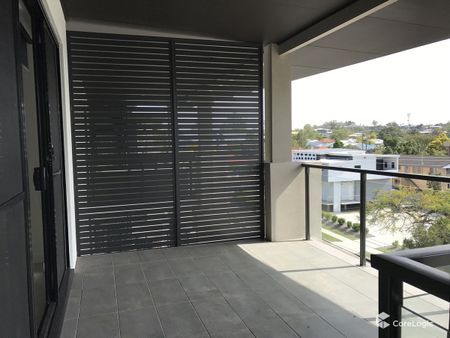 Spacious Two Bedroom Apartment - Convenient Location!! - Photo 3