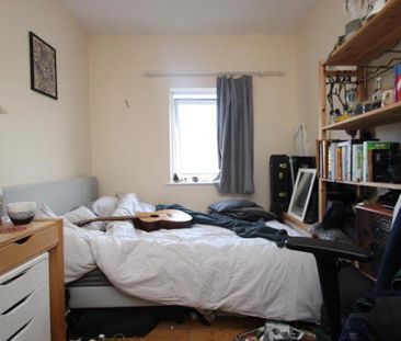 ***THREE SHARERS WELCOME*** A well-maintained three-bedroom terrace... - Photo 4