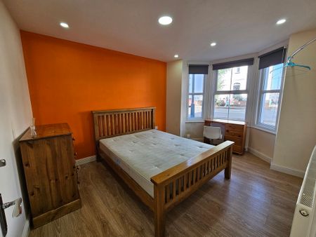 5 Bed Student Accommodation - Photo 2