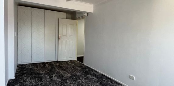 Low-Maintenance 2 Bedroom Unit in Prime Location - Photo 2