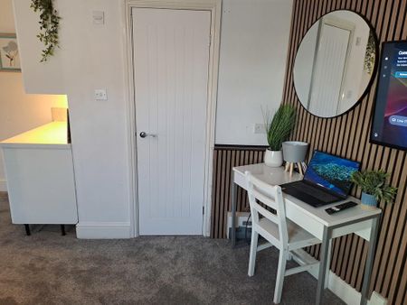 1 bedroom in a house share to rent - Photo 2