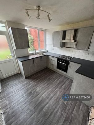 4 bedroom end of terrace house to rent - Photo 1