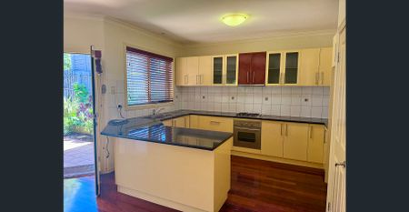 PRIME LOCATION! - Photo 4