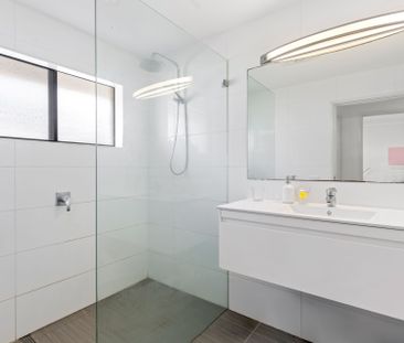 2 Bedroom Home with Large Backyard - Photo 4