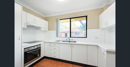 Top floor living with leafy and district outlook - Photo 2