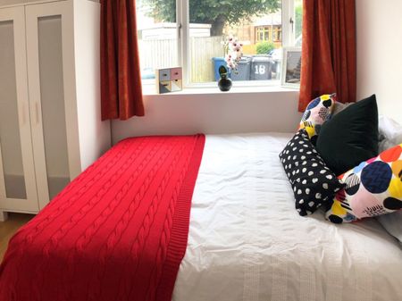 4 bed Apartment for Rent - Photo 2