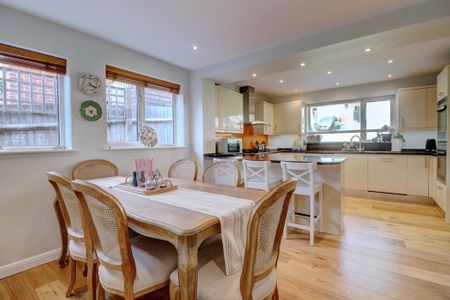 4 bedroom detached house to rent - Photo 5