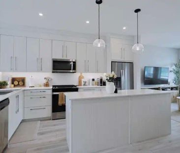 Inner City Extensively Renovated 3-bedroom Main floor Unit with Fen... - Photo 1