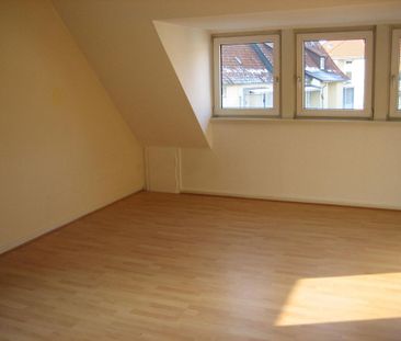 Sonnige Dachgeschosswohnung mit Loggia in der Oststadt - Photo 1