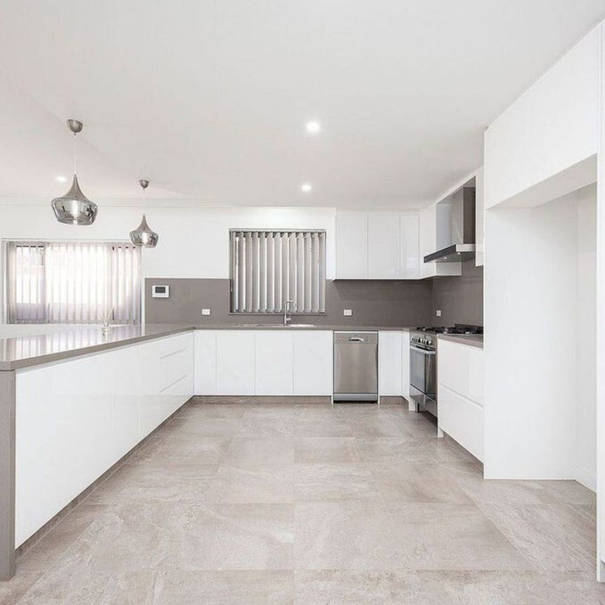 Stunning Five-Bedroom Duplex in a Prime Lidcombe Location - Photo 1