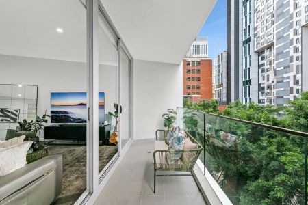 “Stylish North Facing Modern Living With Ultra Convenience” - Photo 2