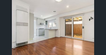 Gorgeous 3-Bedroom Family Home in Prime Location Cranbourne West - Photo 5