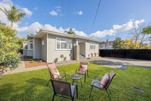 Sunny newly renovated 4 bedroom 2 bathroom family home - Photo 1