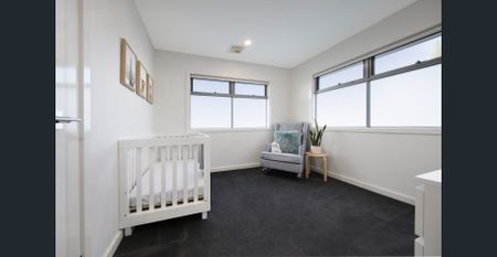 Sleek & Spacious Townhouse in a Quiet Oakleigh East Location - Photo 4
