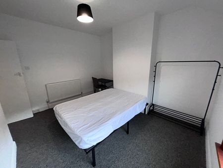 4 Bed Terraced House, Coombe Road, BN2 - Photo 5