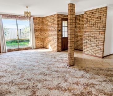 Spacious Living, Unbeatable Location! ELECTRICITY & WATER INCLUDED!!! - Photo 3