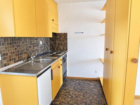Charmante 2.5-Zimmer-Dachwohnung mit Aussicht auf Langenthal - Photo 2