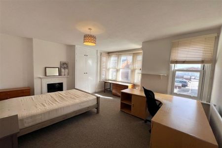 4 bedroom semi-detached house to rent - Photo 2