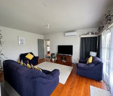 Spacious 3-Bedroom House with Expansive Backyard in Papakura - Photo 5