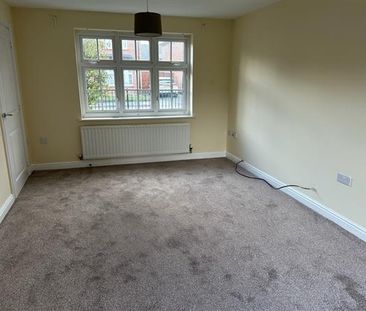 3 Bedroom Detached House For Rent in Woodville Terrace, Manchester - Photo 2