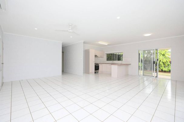 Fantastic Fully Air Conditioned Villa - Garage with Remote - Photo 1