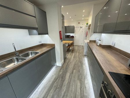 10 bedroom semi-detached house to rent - Photo 2