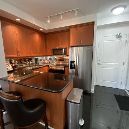 Spacious 2 Bed, 1 Bath with Parking Spot and Excellent Building Amenit - Photo 1