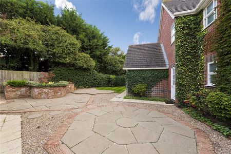 A large five bedroom family home set in a sought after residential development close to Cobham Free School and ACS Cobham. - Photo 2