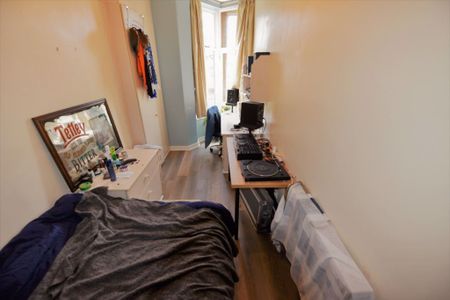 3 bedroom Flat in Hollybank, Leeds - Photo 3