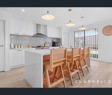 SPACIOUS 4 BEDROOM FAMILY HOME! - Photo 2