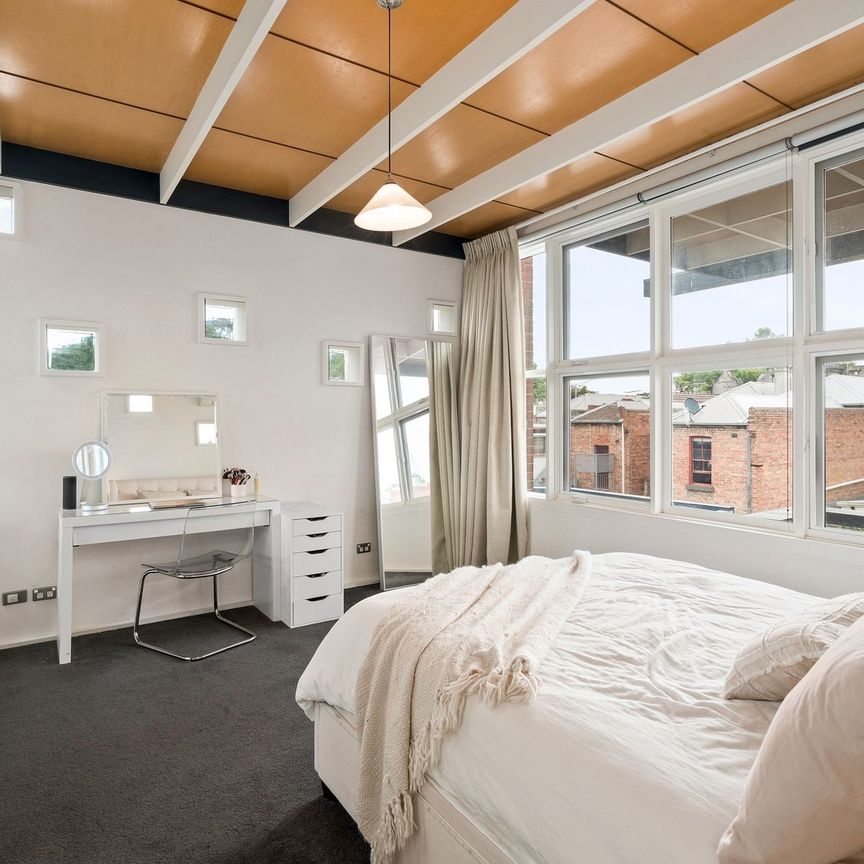 Position perfect with city views! - Photo 1