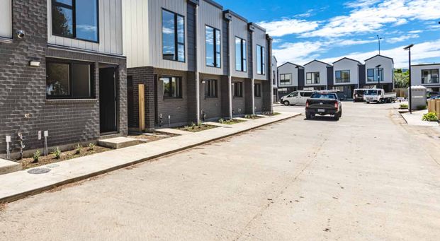 MANGERE BRIDGE, 3 BEDROOMS - Photo 1