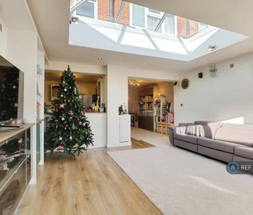 3 bedroom semi-detached house to rent - Photo 2