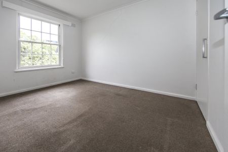 Stylish Apartment in convenient location - Photo 4