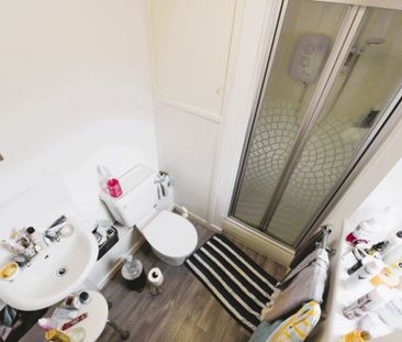 2 bedroom Flat in Flat 22, Leeds - Photo 4