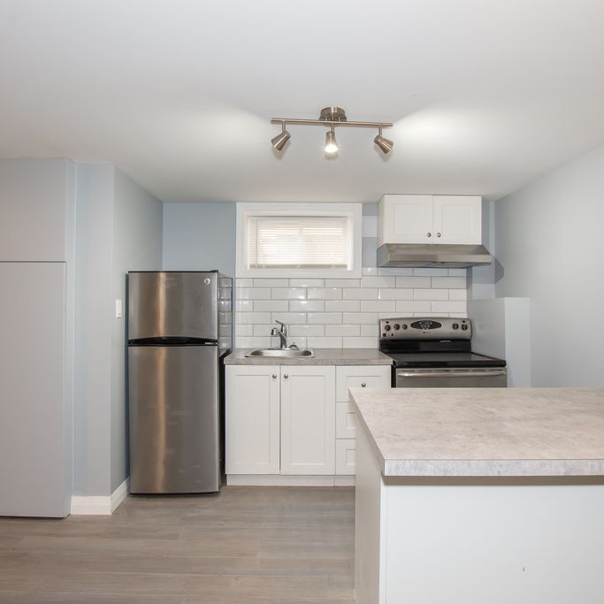 **BEAUTIFUL** 3 Bedroom Lower Unit in Thorold!! - Photo 1