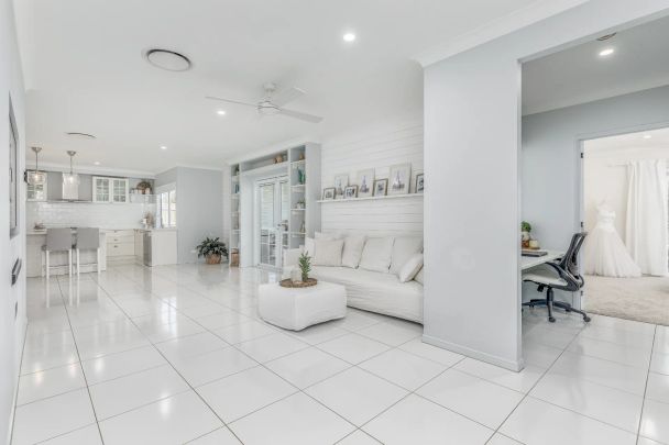 A Home of Distinction - Where Elegance Meets Everyday Life - Photo 1