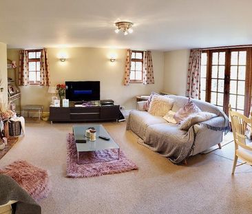 2 bedroom character property to rent - Photo 1