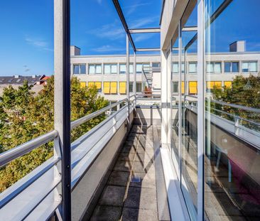 Zentral gelegene Wohnung mit Dachterrasse und Balkon - Photo 1