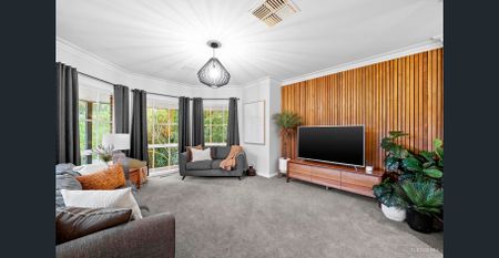 Superb Family Home in Croydon North’s Finest Cul-De-Sac - Photo 2