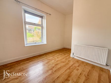 Burnley Road East - Photo 2