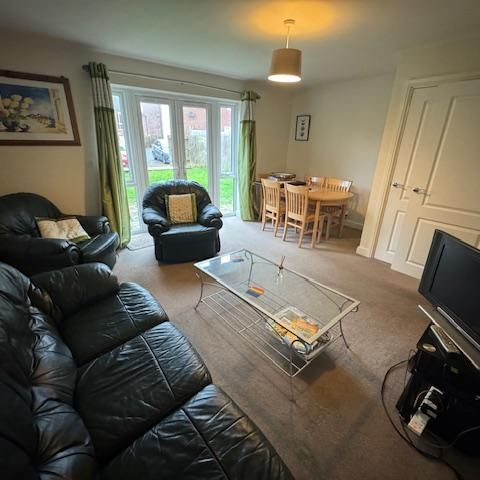 4 bedroom semi-detached house to rent - Photo 1