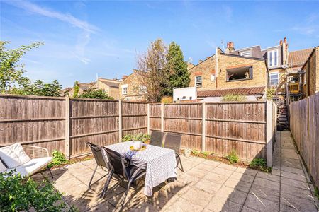 A charming three bedroom upper maisonette on the Alphabet Streets with a south-west facing garden - Photo 2