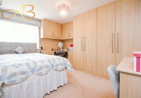 4 bedroom semi-detached house - Photo 4