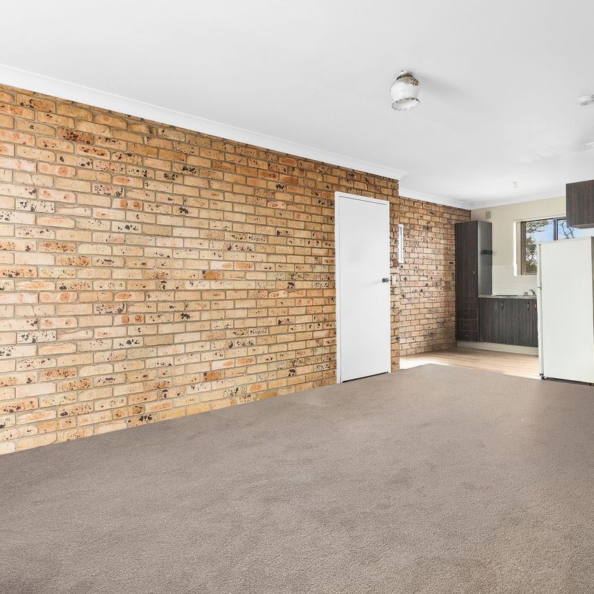 Perfectly located close to Lake Foreshore, Beach and Shopping Centre! - Photo 1