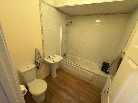 2 bed Apartment - To Let - Photo 3