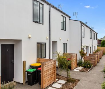 Modern 2 Bedroom, 2 Bathroom Unfurnished Townhouse - Photo 2