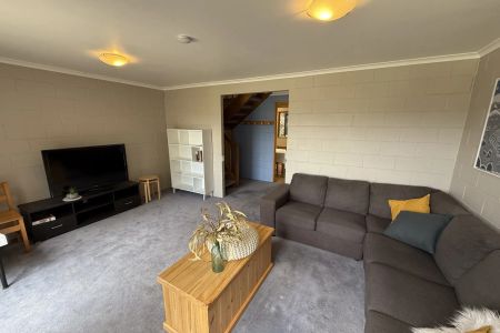 Modern, Low-Maintenance Living in a Quiet Jindabyne Location - Photo 4