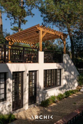 Architecture des années 30 d'inspiration néo basque, cette sublime maison de 220 m2 située en 2ème ligne du Bassin sur un terrain de 740 m2 fait partie des premières maisons bâties au Pyla sur Mer et dispose d'un accès privé à un chemin qui conduit à la plage. - Photo 4